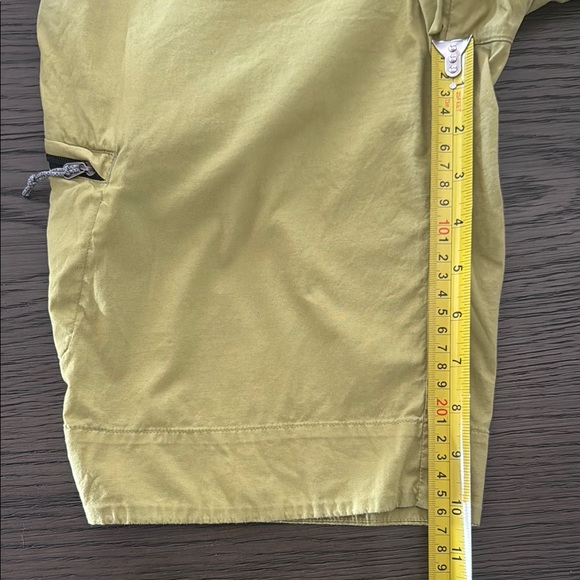 Women’s Green Cargo Shorts with Relaxed Fit and Durable Fabric - Picture 7 of 7